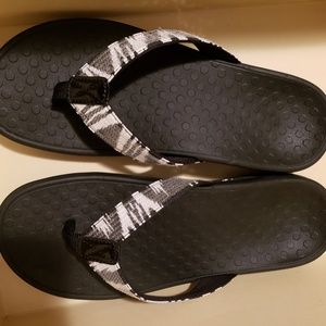 Vionic size 8 flip flops